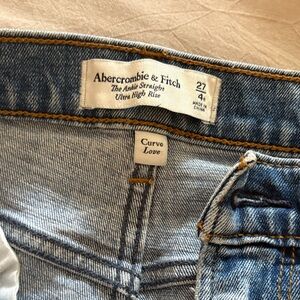 A&F CURVE LOVE ULTRA HIGH RISE ANKLE STRAIGHT - SIZE 4